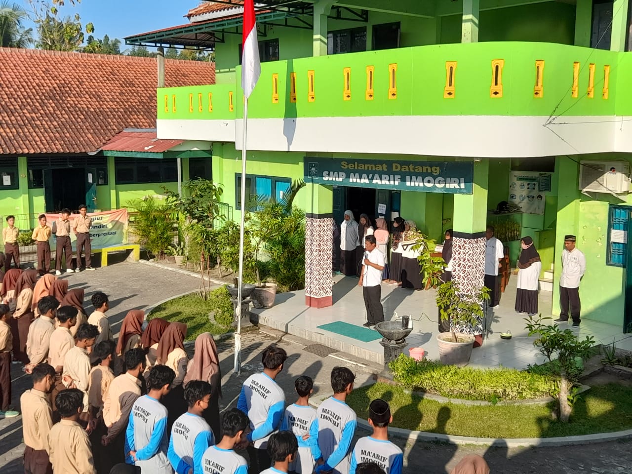 Siswa-siswi SMP Ma'arif Imogiri apel pagi bersama guru dan karyawan.